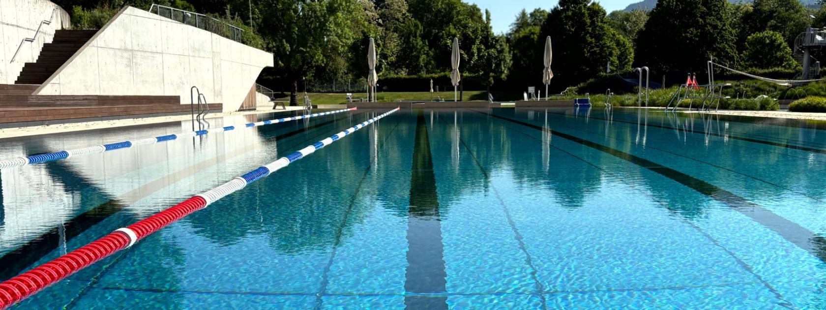 Blick über das Schwimmerbecken. Im Hintergrund sieht man den Schwarzwald.