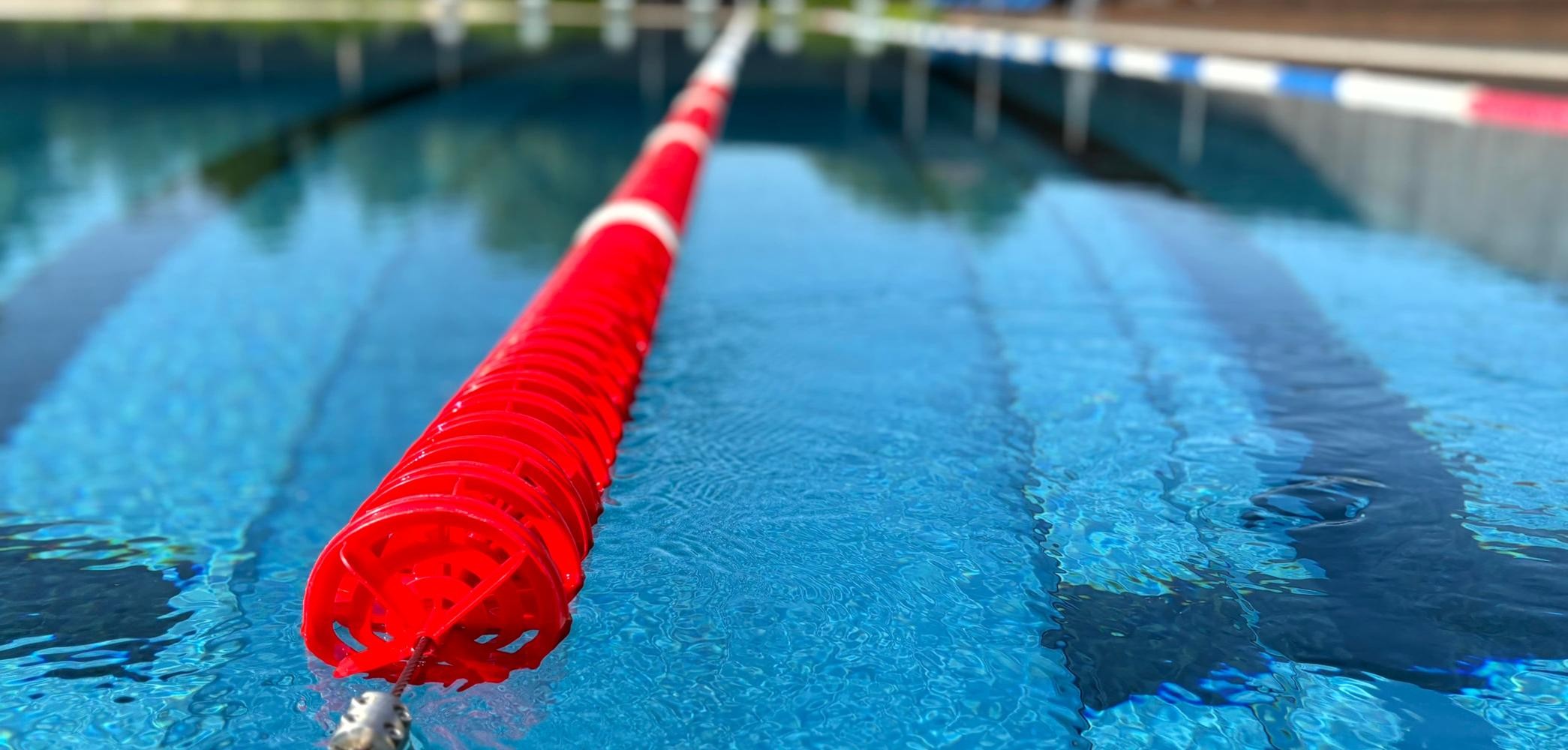 Im Sportlerbecken trennt ein rot-weißes Band die einzelnen Bahnen ab.